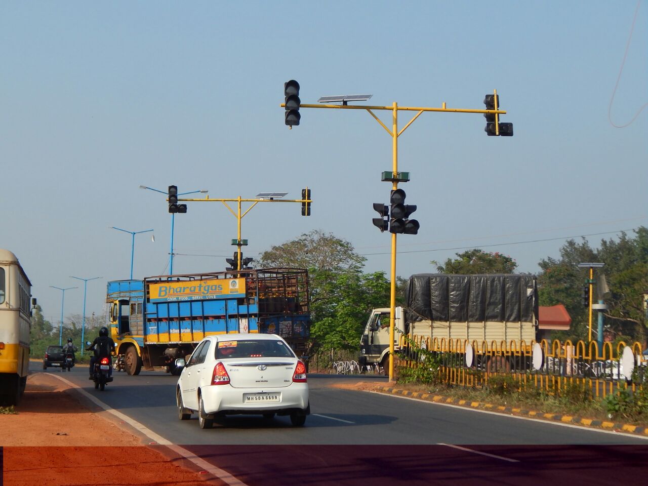 traffic-signals-at-verna-titan-junction